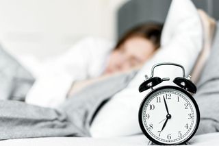 Już w ten weekend będziemy spać godzinę dłużej! To ostatnia zmiana czasu w Polsce?