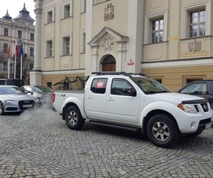 Z Rynku w Lesznie wystartował Rajd WOŚP. To najstarszy taki rajd w Polsce grający dla Orkiestry