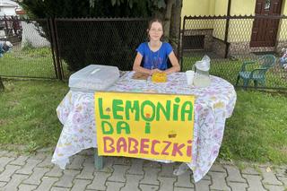 Przy ul. Paderewskiego nastolatka sprzedaje lemoniadę i babeczki. Chce spełnić marzenie [ZDJĘCIA]