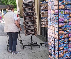 Wakacyjne pamiątki na straganach w nadmorskich kurortach