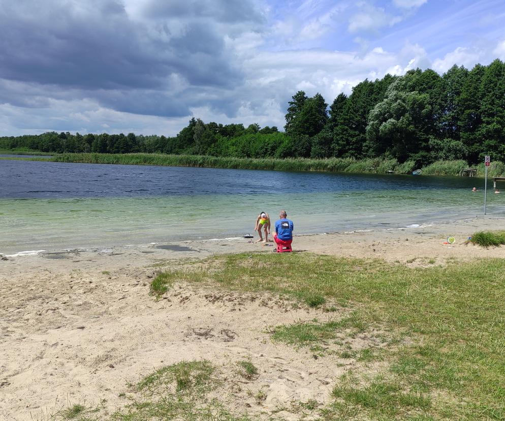 Rodzina straciła z oczu Julkę tylko na sekundy. Ogromna tragedia nad jeziorem Stelchno