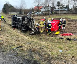 Śmiertelny wypadek pod Bełchatowem. Pasażerka busa zginęła w zderzeniu z tirem na DK nr 74.