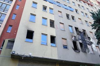 Wolska 43. Ogromna ruina po prywatnej szkole straszy wśród nowych osiedli. Na remont brak szans