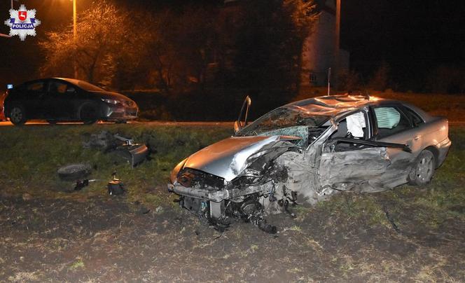 19-latek stracił kontrolę na łuku drogi. Do szpitala trafiły cztery osoby