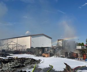 Pożar hali przemysłowej hurtowni zniczy przy ulicy Dojazd w Tarnowie