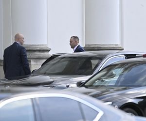 Karol Nawrocki który odbiera Kasię ze szkoły.