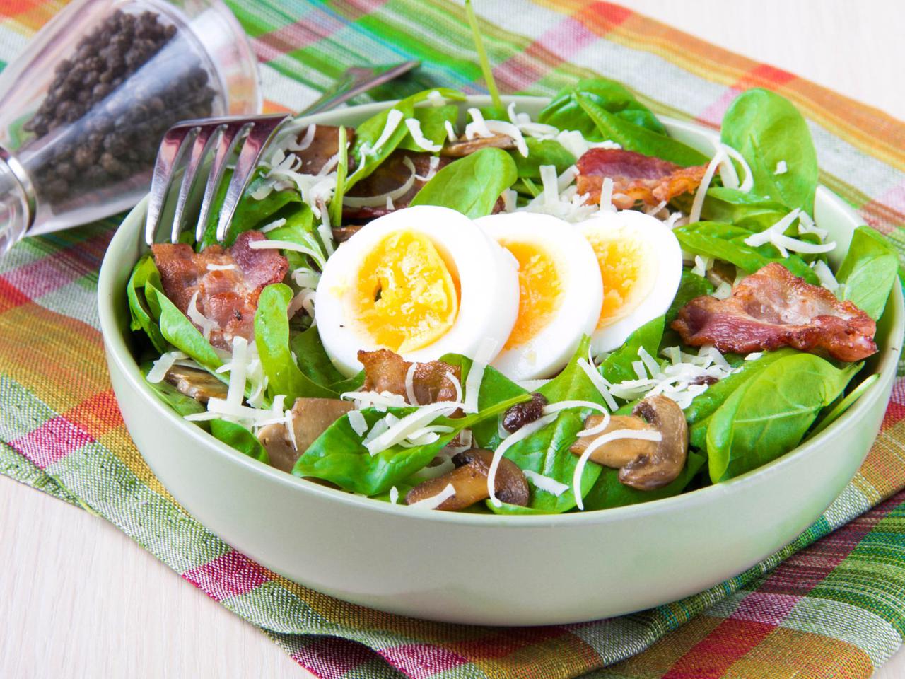 Prosta sałatka ze szpinakiem i boczkiem – zdrowa, pożywna i gotowa w kilka minut