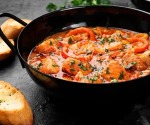 Gulasz z karkówki z chili con carne. Przepis na jednogarnkowy, rozgrzewający obiad