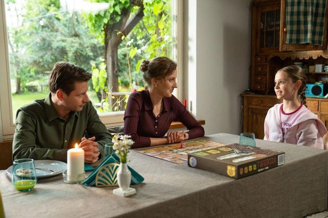 M jak miłość, odcinek 1910: Hania znowu w akcji! Zrobi wszystko, by nakłonić Natalkę i Adama do ujawnienia romansu przed rodziną – ZDJĘCIA