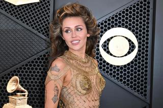 Ta kreacja Miley Cyrus przejdzie do historii. Wymagała 675 godzin ręcznej pracy 