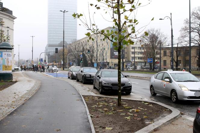 Zabrali miejsca parkingowe i zwęzili ulicę by zrobić ścieżkę rowerową. Biorą się za kolejne ulice