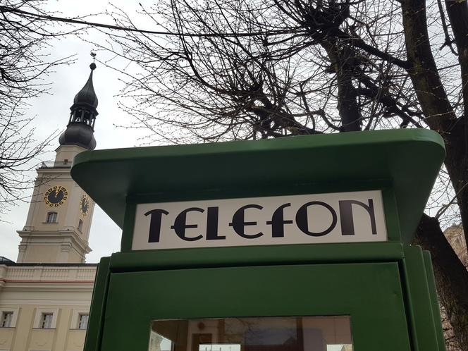 Przy wejściu na Rynek w Lesznie stanęła budka telefoniczna