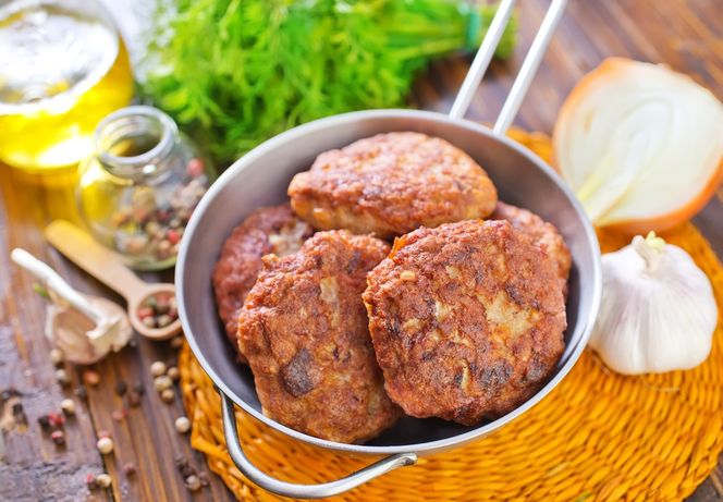 Kotlety z makaronu. Co zrobić, kiedy zostaną kluski z obiadu?