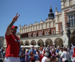 Marsz Wolności w Krakowie wspierający centralny, warszawski marsz z okazji 4 czerwca. Tysiące ludzi na Rynku Głównym