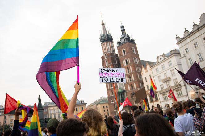 Demonstracja LGBT i narodowców na krakowskim Rynku