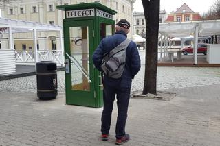 Przy wejściu na Rynek w Lesznie stanęła budka telefoniczna