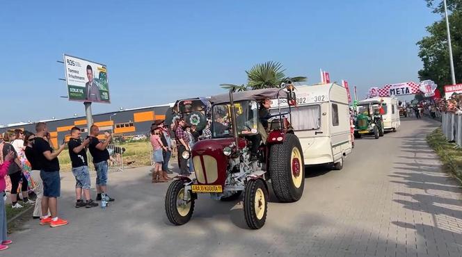 Wystartował słynny Rajd Koguta! Na trasie kilka tysięcy zabytkowych aut 