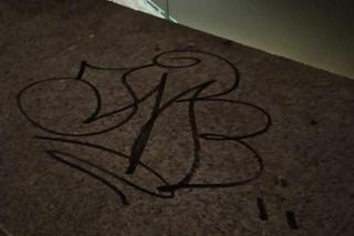 Bezczelny akt wandalizmu w Krakowie. Dwóch mężczyzn popisało się „talentem” plastycznym tuż pod Wawelem