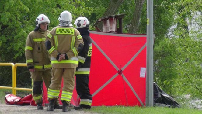 Ludzkie zwłoki w stawie pod Płońskiem. Strażacy wyłowili je z wody, na miejscu jest prokurator