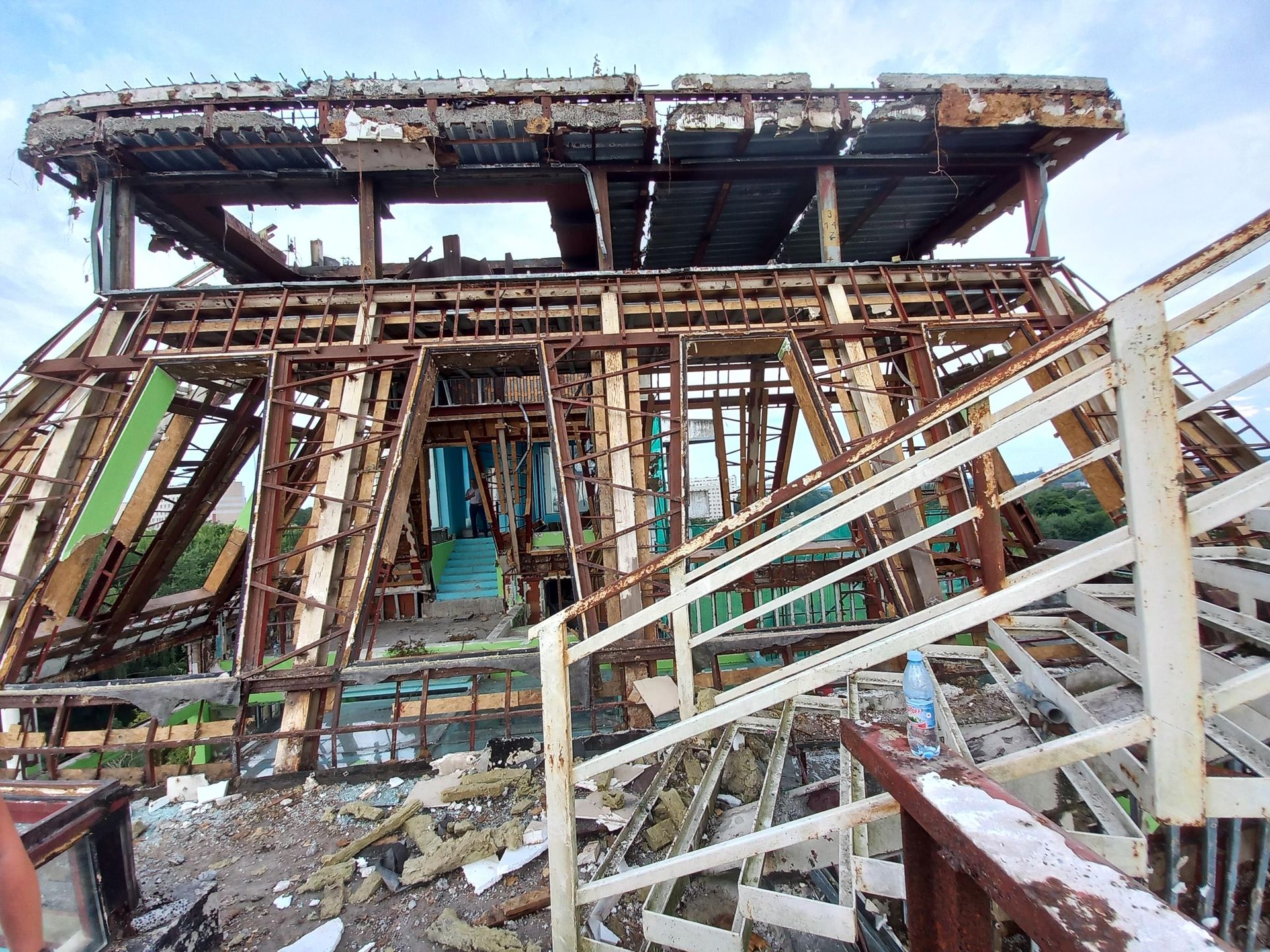 Rozbiórka słynnej willi na dachu bloku