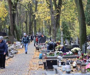 Tak mieszkańcy odwiedzają groby zmarłych. Tłumy na najstarszym cmentarzu w Lublinie