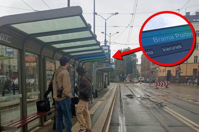 Niewidoczne tablice z przyjazdami tramwajów i autobusów