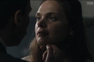 Stulecie Winnych, 2 sezon, od. 23: Łucja (Sandra Drzymalska), ubek Walczak (Mirosław Haniszewsk)