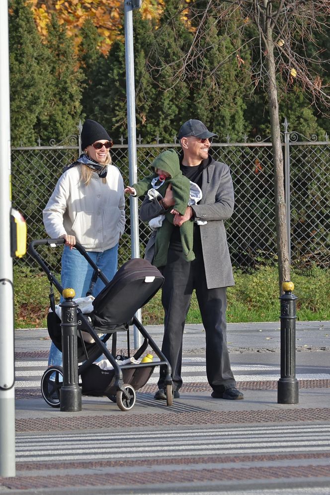 Krzysztof Ibisz z rodziną na spacerze