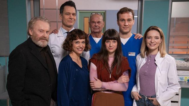 Na dobre i na złe odc. 917. Michał (Mateusz Janicki), Cezary (Daniel Olbrychski),Falkowicz (Michał Żebrowski),Matylda (Amelia Czaja),Dominika (Paulina Gałązka), Julka (Aleksandra Hamkało),Tretter (Piotr Garlicki)