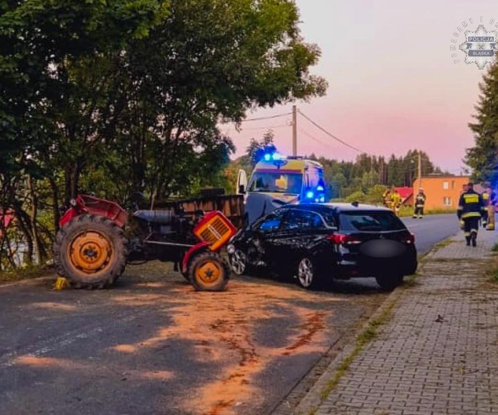 Groźny wypadek w Jaworzynce. Kobieta wjechała swoim autem w tył ciągnika rolniczego