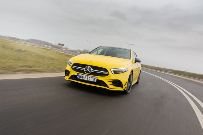 Studenci prywatnych uczelni ustawiają się po to auto w kolejkach. Mercedes-AMG A 35 4MATIC - TEST, OPINIA, WIDEO