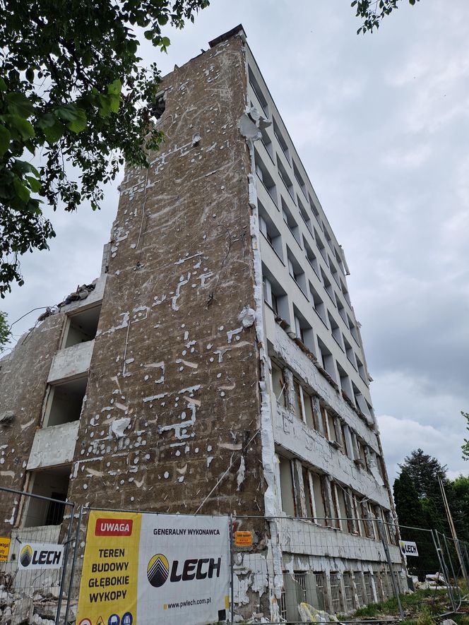 Tak znikał popularny biurowiec. Teraz powstaną tu apartamenty i mieszkania