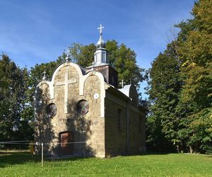 To jedna z najciekawszych wsi w Małopolsce. Kiedyś rozdzielono ją na dwie połowy