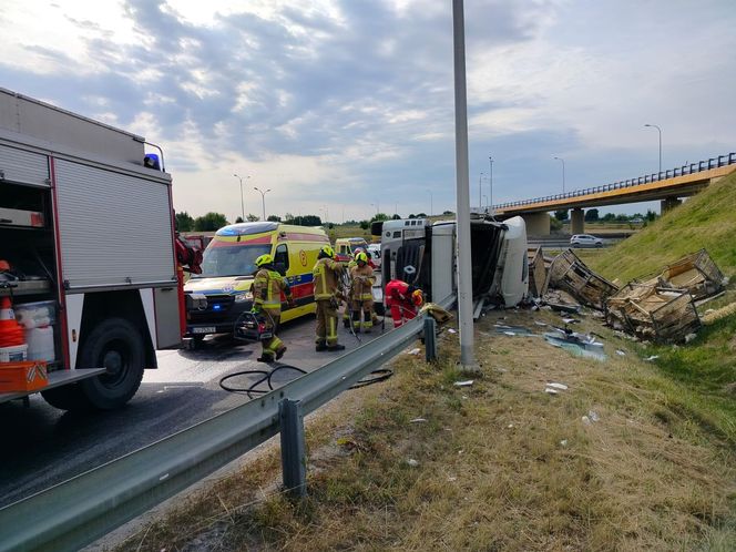 Wypadek w Elizówce. Kierowca był zakleszczony w pojeździe