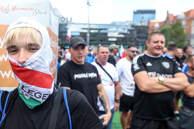 Protest przeciwko imigrantom.Tysiące kibiciów na ulicach Katowic