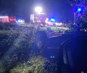 Osobówka ścięła drzewa i dachowała! Kierowca zginął, dziecko cudem przeżyło [ZDJĘCIA]