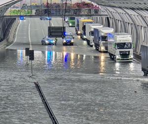 Warszawa. Pływające auta w Ursusie, zatopione po dachy!