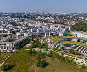 Miasteczko Wilanów. To tu mieszka zamożna Warszawa. Zdjęcia z drona