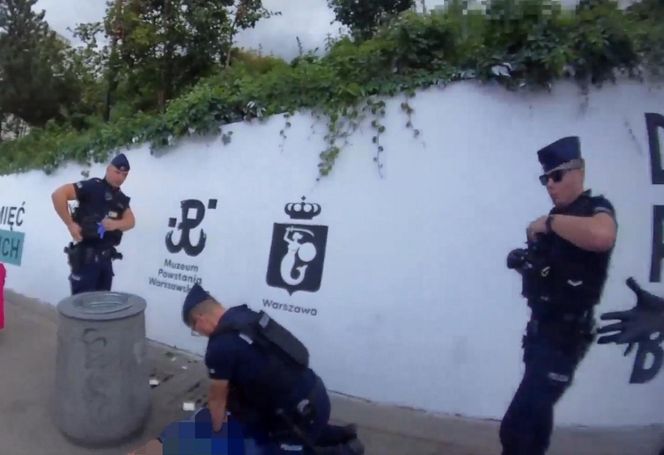 Mężczyzna spadł z muru i przestał oddychać! Heroiczna akcja policjantów