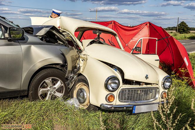 Wypadek śmiertelny pod Kluczborkiem. Zginęli kierowca i pasażer zabytkowej syreny
