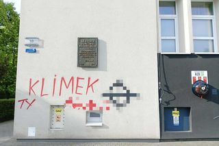 Wandale zniszczyli tablicę Pawła Adamowicza i wulgarnie obrazili prezydentkę miasta