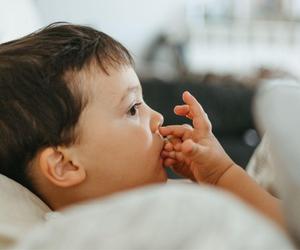 Jak przestać obgryzać paznokcie? Zawodne triki dla dzieci i dorosłych