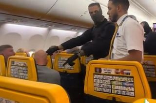 Bijatyka w samolocie! Wieczór kawalerski doprowadził do katastrofy. Zobacz wideo