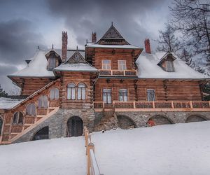 Zaprojektował ją malarz, a budowali górale. Trochę przypomina zamek. Willa pod Jedlami w Zakopanem