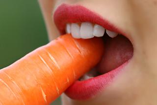 Dlaczego gotowana marchewka jest zdrowsza niż surowa?