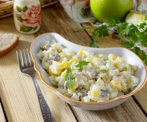 Sałatka śledziowa z jajkiem i kukurydzą  - prosta i bardzo smaczna