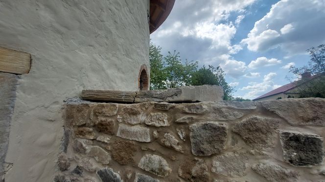 Baszta w Nowych Kicharach (gm. Dwikozy) w trakcie remontu