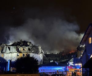 Pożar w Ząbkach. Strażacy przeszukują pogorzelisko