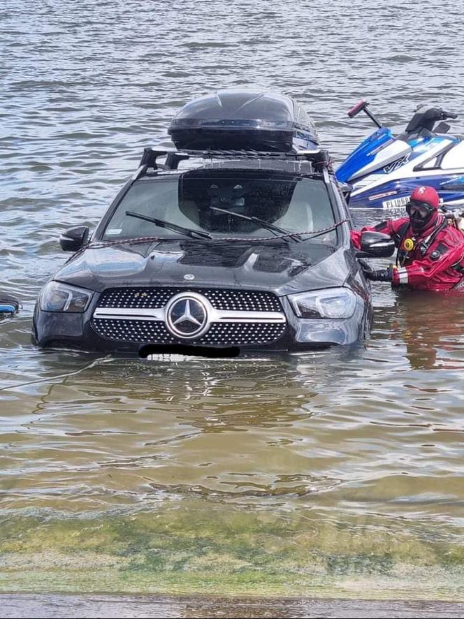 Mikołajki. Wodując skuter utopił Mercedesa