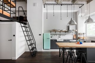 Kable na ścianie w industrialnym wnętrzu. Jak wyeksponować kable w kreatywny sposób?